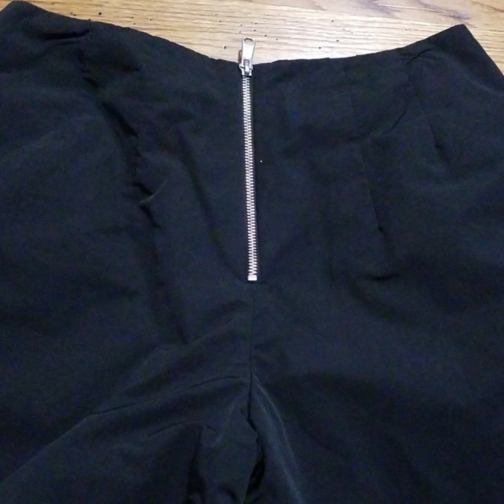Shorts - Picture 2 of 3